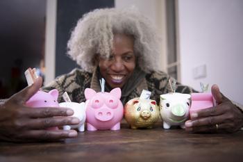 3 Things I Wish I Had Known When I Started Building My Retirement Savings: https://g.foolcdn.com/editorial/images/732118/woman-holding-piggybanks.jpg