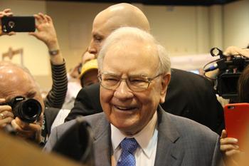 29.5% of Warren Buffett's $305.7 Billion Portfolio Is Invested in 2 Artificial Intelligence (AI) Stocks: https://g.foolcdn.com/editorial/images/790050/warren-buffett-smiling-surrounded-by-cameras.jpg