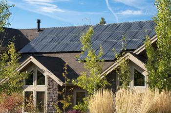 Solar Stock's Collapse Continues and May Not Stop: https://g.foolcdn.com/editorial/images/784103/solar-panels-on-a-home.jpg