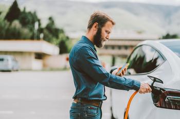 1 Reason to Buy This "Magnificent Seven" Stock, and 1 Reason to Avoid It Like the Plague: https://g.foolcdn.com/editorial/images/751144/charging-tesla-looking-at-phone.jpg