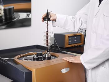 Die neue Battery Cycler Microcalorimeter Solution von Waters beschleunigt Praxistests von Monaten auf Wochen: https://mms.businesswire.com/media/20230320005272/de/1742096/5/TAM-Cell-Cycler-Battery_Lab-tech-loading-18650-detail.jpg