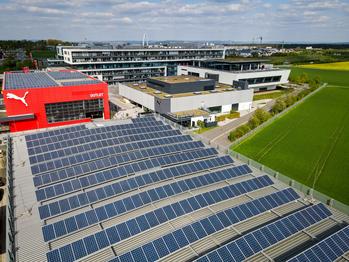 PUMA reduziert Treibhausgasemissionen im Jahr 2023 um 24%: https://mms.businesswire.com/media/20240313572870/de/2065370/5/pumasolarpanels5.jpg