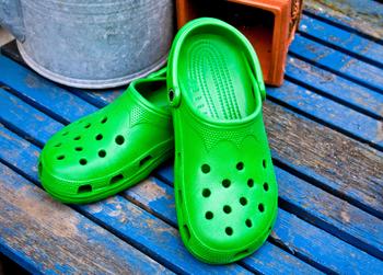 Down Double Digits, Is It Time to Go All In on Crocs Stock?: https://g.foolcdn.com/editorial/images/748205/green-crocs-shoes-retail.jpg