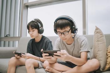 This Could Be the Next Cryptocurrency to Make Major Waves.: https://g.foolcdn.com/editorial/images/791700/brothers-playing-video-games-gaming.jpg