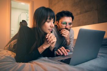 New Investor? Buy These 2 Growth Stocks: https://g.foolcdn.com/editorial/images/732596/2-people-looking-at-laptop.jpg