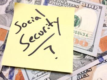 Here's How Much Social Security Benefit Income Retirees Can Expect Based on Earnings: https://g.foolcdn.com/editorial/images/758564/social-security-15.jpg