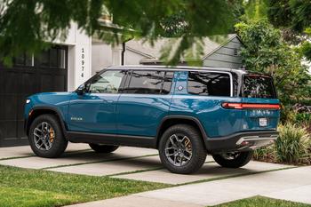 Can the New R2 Save Rivian?: https://g.foolcdn.com/editorial/images/768047/2022-rivian-r1s-driveway.jpg