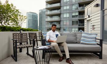 Is This 1 Thing the Biggest Risk for Airbnb Stock?: https://g.foolcdn.com/editorial/images/765509/person-on-rooftop-with-laptop-open-on-couch_airbnb.jpg