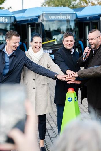 EQS-News: H2APEX schließt Bau von einer Tankstelle für eine der größten Wasserstoffbusflotten in Europa erfolgreich ab: https://eqs-cockpit.com/cgi-bin/fncls.ssp?fn=download2_file&code_str=9cf31d38bbe0972ffaceafef0ca2bf32