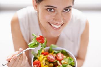 Think Sweetgreen Stock Can Provide Chipotle-esque Returns? Here's 1 Stat to Keep in Mind.: https://g.foolcdn.com/editorial/images/787099/woman-smiles-while-eating-salad.jpg