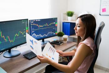 Want to Gain $1,000 in Annual Dividend Income? Invest $11,900 in These 3 High-Yield Dividend Stocks.: https://g.foolcdn.com/editorial/images/762973/smart-investor-studying-stock-charts-getty.jpg