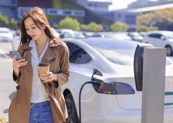 3 Things You Need to Know if You Buy ChargePoint Holdings Today: https://g.foolcdn.com/editorial/images/759367/person-on-phone-stands-in-front-of-car-at-charging-station-getty.jpg