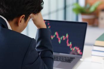 3 Stock Market Risks the Smartest Investors Know About in 2023: https://g.foolcdn.com/editorial/images/717910/falling-chart-on-screen.jpg