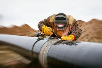 2 No-Brainer Dividend Stocks to Buy With $200 Right Now: https://g.foolcdn.com/editorial/images/750338/22_06_14-a-person-in-protective-gear-welding-an-energy-pipeline-_gettyimages-1130949180.jpg