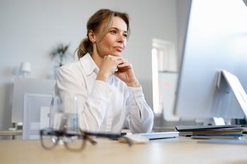 1 Reason I Don't Trust the 4% Rule to Stretch My Money in Retirement, and What I'll Be Doing Instead: https://g.foolcdn.com/editorial/images/776053/woman-40s-laptop-gettyimages-1393851480.jpg